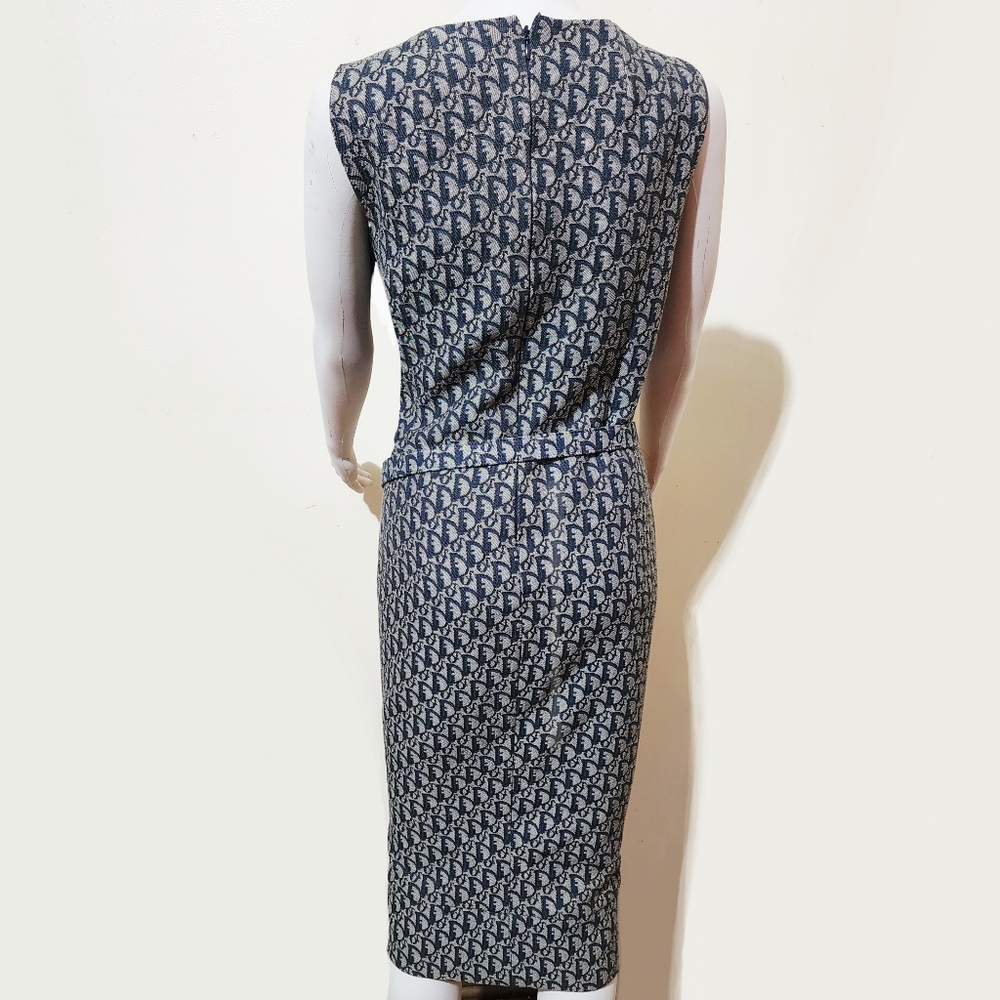 Elegant Patterned Sleeveless Dress - Picture 2 of 6